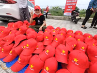 CĐV ngập trong sắc đỏ đổ về sân Việt Trì 'tiếp lửa' U23 Việt Nam
