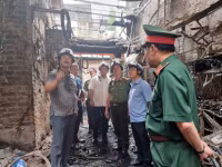Phó Thủ tướng kiểm tra hiện trường, chỉ đạo khắc phục hậu quả vụ cháy ở Trung Kính