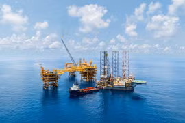 Trong 6 tháng đầu năm, lĩnh vực thăm dò và khai thác dầu khí của Petrovietnam đạt kết quả nổi bật, gia tăng trữ lượng đạt 8,3 triệu tấn quy dầu, đạt 55,3% kế hoạch năm; ký kết 3 hợp đồng dầu khí và hoàn thành đầu tư đưa 1 công trình dầu khí vào khai thác.