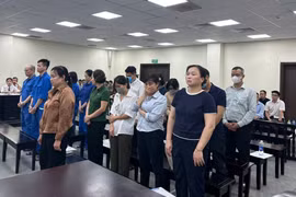 Nhóm cựu cán bộ Sở Y tế hầu tòa vì nhận tiền khi cấp phép khám, chữa bệnh