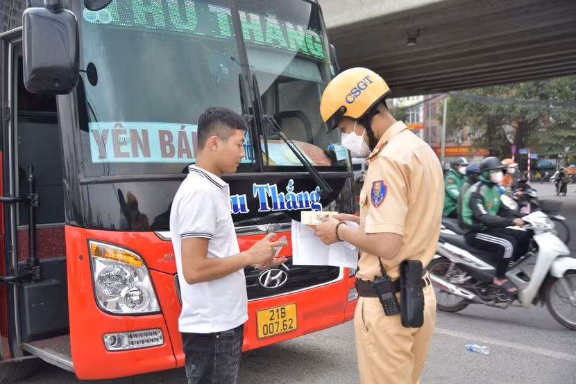 Đội CSGT số 6 kiểm tra xe khách trên đường Phạm Hùng