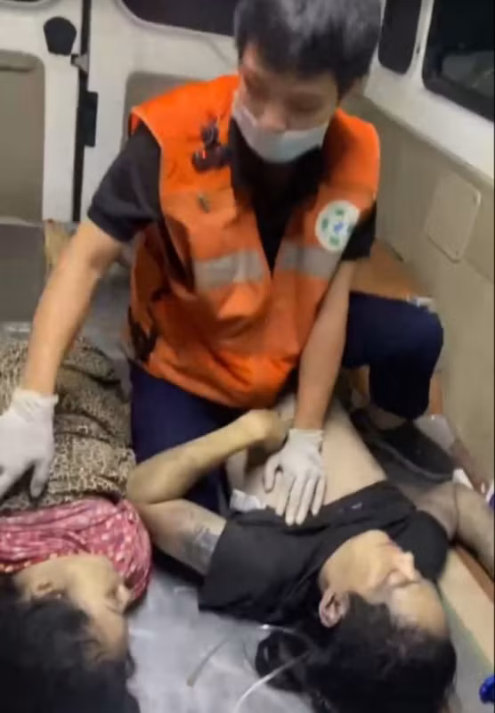 Thành viên Đội cứu hộ FAS Angel sơ cứu cho nạn nhân.