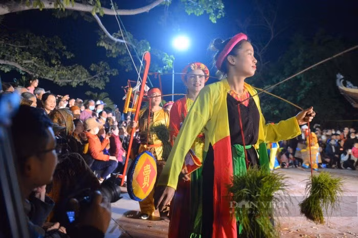 Theo người dân địa phương mọi năm lượng người đổ về cũng rất đông nhưng năm nay lễ hội thu hút lượng người đông hơn cả. Ảhnh: Gia Khiêm Theo người dân địa phương mọi năm lượng người đổ về cũng rất đông nhưng năm nay lễ hội thu hút lượng người đông hơn cả. Ảhnh: Gia Khiêm