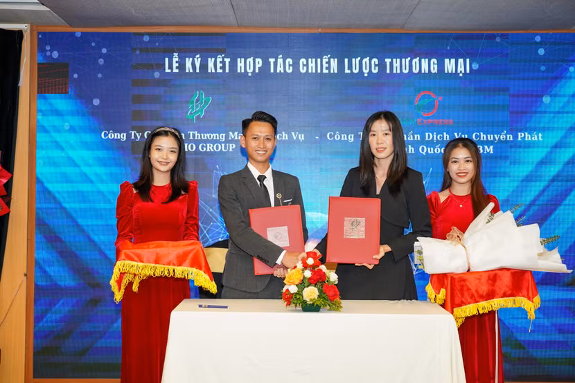 Công ty Cổ phần dịch vụ chuyển phát nhanh quốc tế ABM Express hợp tác với Công ty Cổ phần Thương mại và dịch vụ THO Group trong việc vận chuyển và trưng bày quảng bá các sản phẩm nông sản Việt trong liên minh