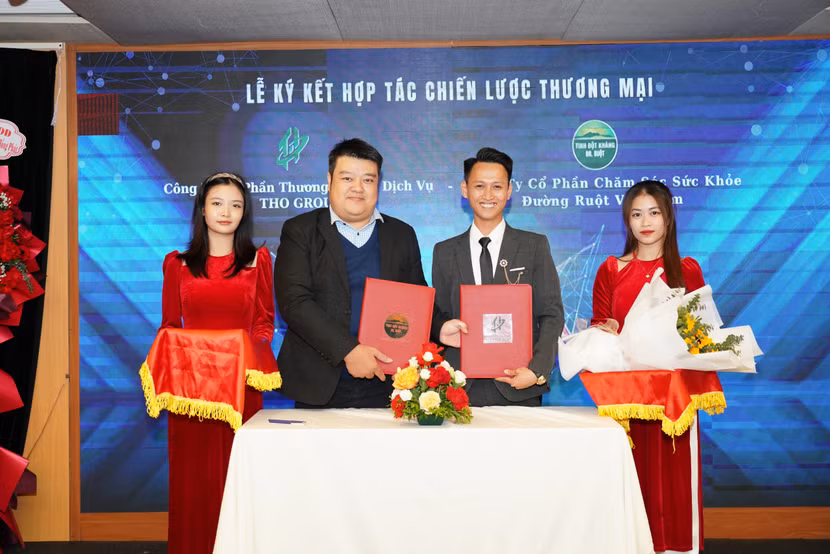 Đại diện lãnh đạo Công ty Cổ phần Thương mại và dịch vụ THO Group và Công ty Cổ phần Chăm sóc sức khỏe đường ruột Việt Nam tại lễ ký kết hợp tác