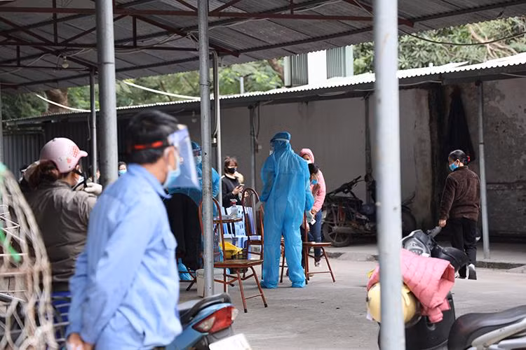 Sáng 24/11, 210 tiểu thương buôn bán tại chợ đã được test Covid-19, hiện đang chờ kết quả.