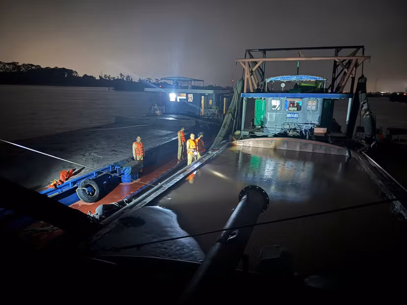 Thượng tá Nguyễn Chí Công, Phó trưởng Phòng CSGT trực tiếp chỉ đạo tổ công tác phát hiện và xử lý phương tiện đang hút cát trái phép trên sông Hồng, đoạn qua huyện Đông Anh.