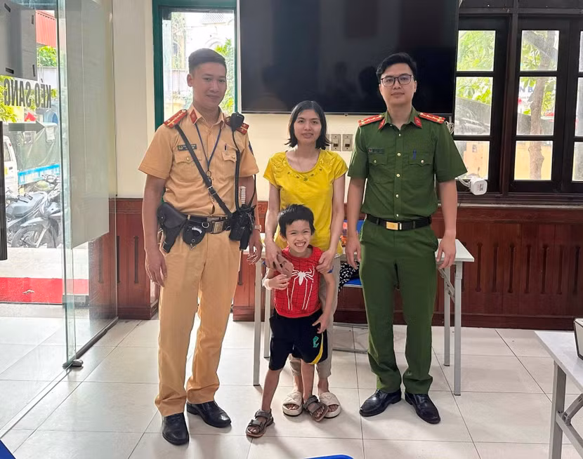 Hai mẹ con vui mừng khi đoàn tụ tại Công an phường Yên Phụ. Hai mẹ con vui mừng khi đoàn tụ tại Công an phường Yên Phụ.