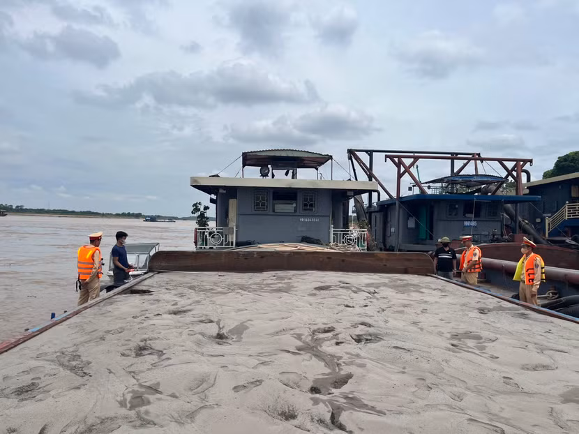 Phòng Cảnh sát Giao thông, Công an thành phố Hà Nội đã phát hiện và xử lý phương tiện đang hút cát trái phép trên sông Hồng, đoạn qua huyện Đông Anh.