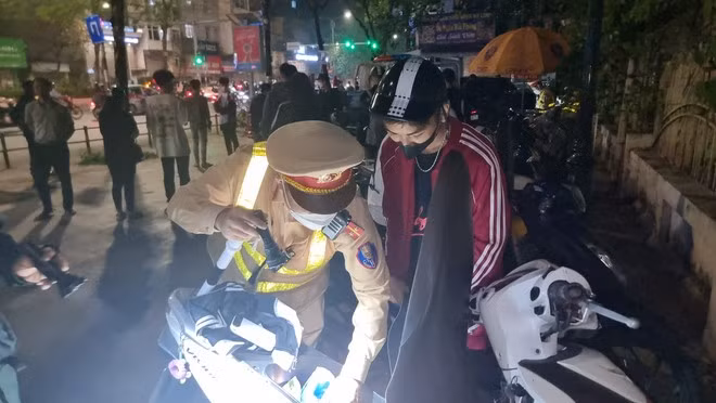 Nhiều đối tượng có hành vi nẹt, độ pô, rú ga, gây rối trật tự công cộng đã được kịp thời phát hiện, chặn giữ. Nhiều đối tượng có hành vi nẹt, độ pô, rú ga, gây rối trật tự công cộng đã được kịp thời phát hiện, chặn giữ.