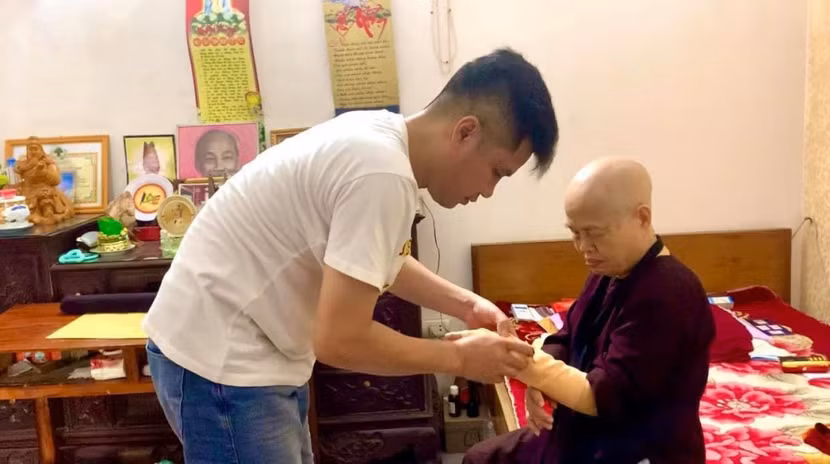 Thầy Nam kiểm tra lại vết thương cho bệnh nhân. Thầy Nam kiểm tra lại vết thương cho bệnh nhân.