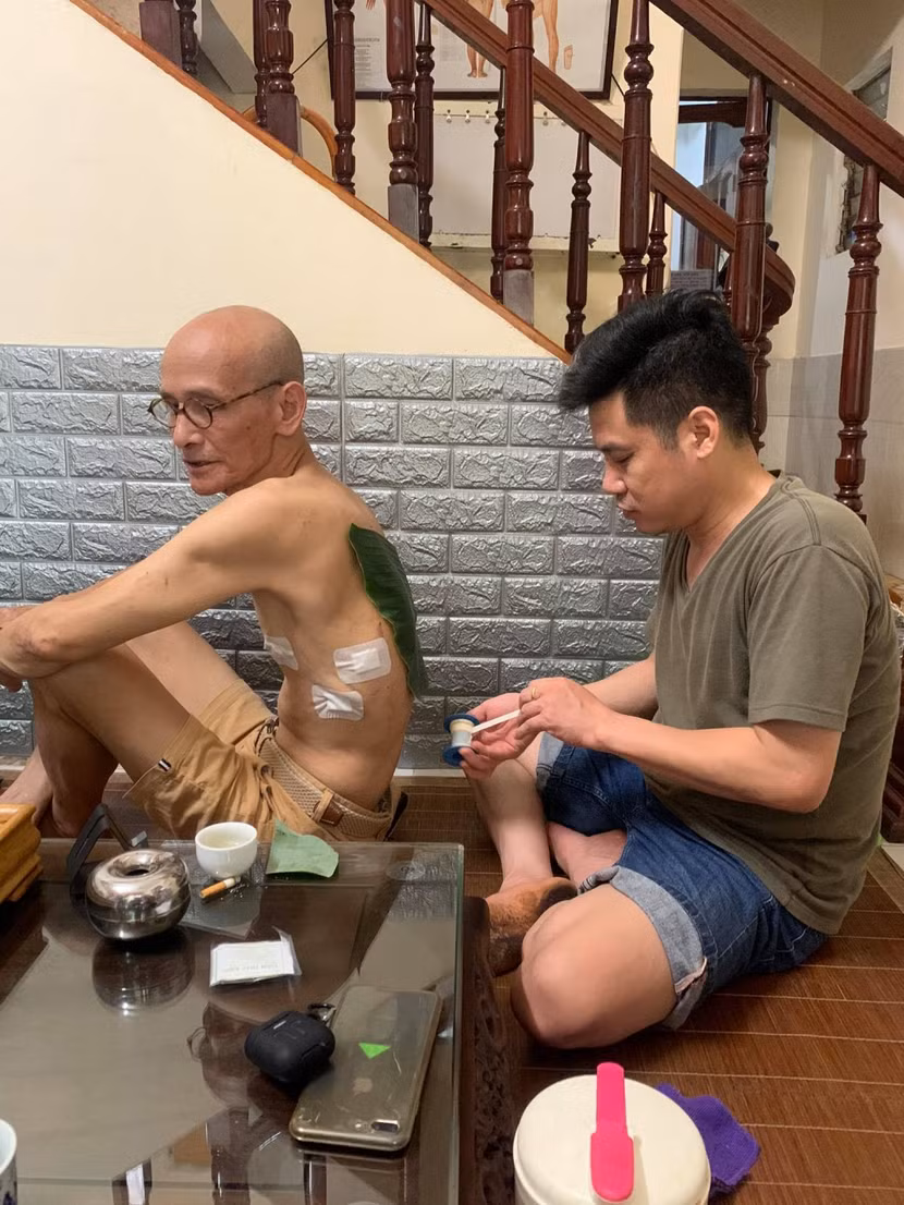 Thầy Nam dán thuốc cho bệnh nhân. Thầy Nam dán thuốc cho bệnh nhân.