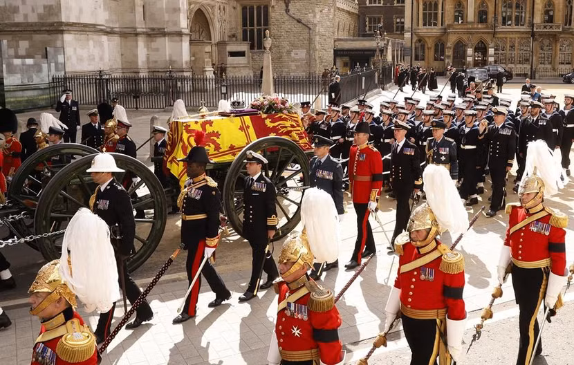 Hàng nghìn người đã tập trung tại London để tiễn biệt Nữ hoàng Anh Elizabeth II