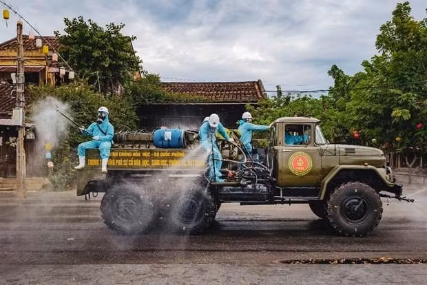 Bức ảnh chụp hoạt động phun khử trùng diệt khuẩn tại Hội An là 1 trong các tác phẩm đang được công chiếu trên màn hình lớn ở Quảng trường Thời đại của Mỹ về thành tựu chống dịch Covid-19 của Việt Nam