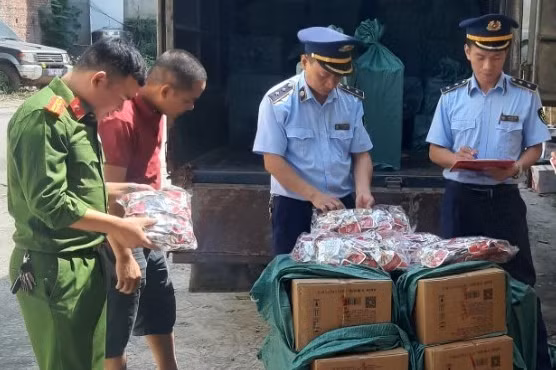 Hàng ngàn túi chân gà tẩm ướp gia vị không rõ nguồn gốc xuất xứ vừa bị phát hiện tại Lạng Sơn