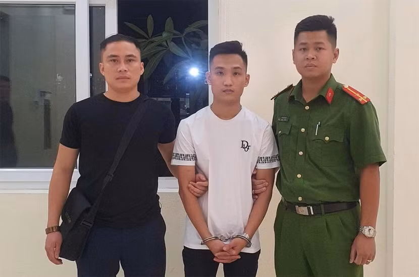 Nghi can Trưởng (đứng giữa) tại cơ quan điều tra. Ảnh: Công an cung cấp Nghi can Trưởng (đứng giữa) tại cơ quan điều tra. Ảnh: Công an cung cấp