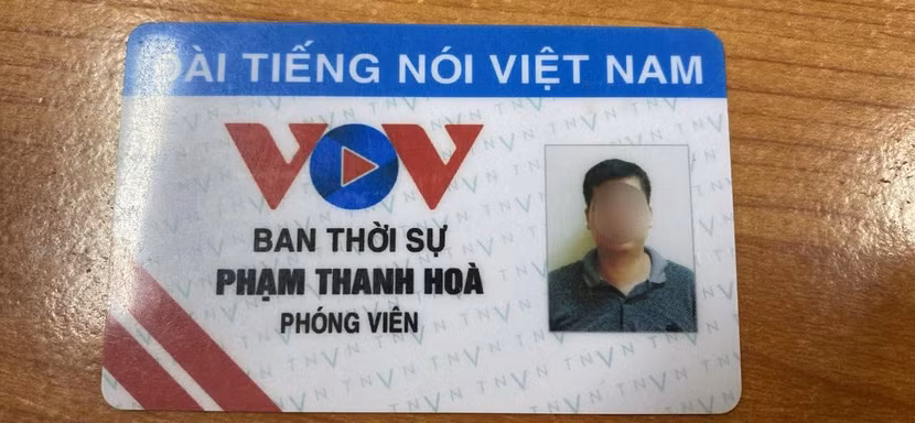 Lái xe xuất trình thẻ nhà báo VOV giao thông nghi được làm giả Lái xe xuất trình thẻ nhà báo VOV giao thông nghi được làm giả