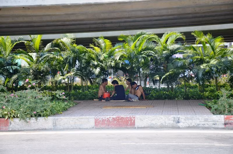Nắng nóng như "lò bát quái" ở TP. Hồ Chí Minh ảnh 6