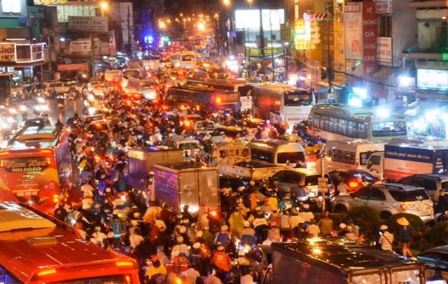 TP. HCM ngập sâu, dân khổ sở "lội" về nhà giờ tan tầm ảnh 3