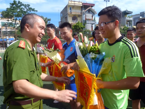Giao lưu bóng đá thắt chặt tình đoàn kết ảnh 2