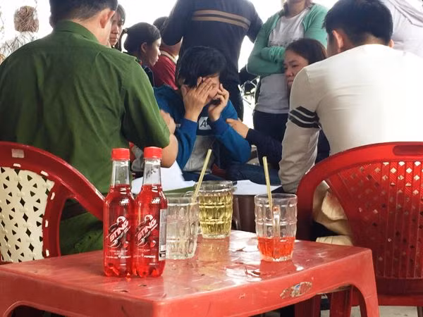 Tá hỏa phát hiện thi thể người đàn ông cháy đen cạnh xe gắn máy ảnh 3 Tá hỏa phát hiện thi thể người đàn ông cháy đen cạnh xe gắn máy ảnh 3