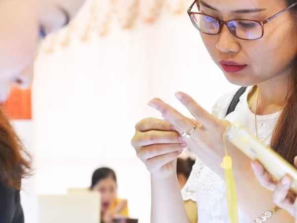 Giá vàng tăng nhẹ, nhà đầu tư mua bán nhỏ giọt ảnh 1