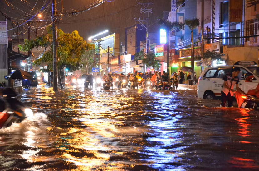 TP. HCM ngập sâu, dân khổ sở "lội" về nhà giờ tan tầm ảnh 8