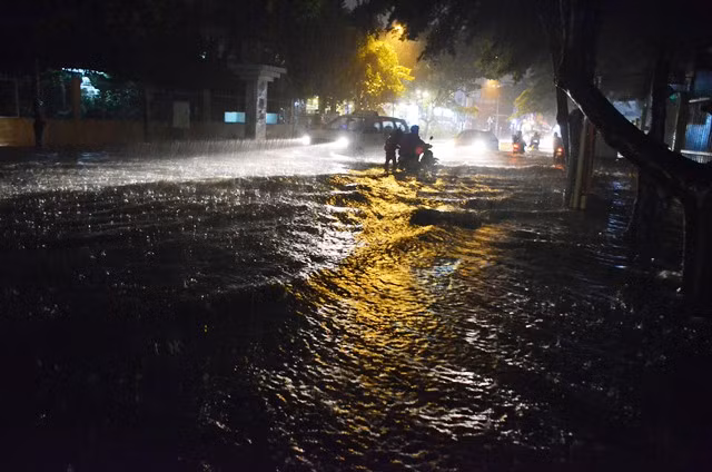 Khu biệt thự cao cấp lại chìm sâu trong nước sau mưa lớn ảnh 4