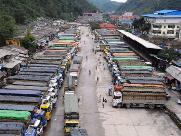 Kéo dài thời gian thông quan, nhưng xe chở dưa hấu vẫn ùn tắc nơi cửa khẩu ảnh 1