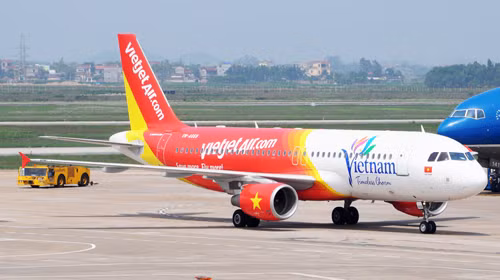 Máy bay Vietjet hạ cánh khẩn cấp xuống Nội Bài để cấp cứu hành khách ảnh 1