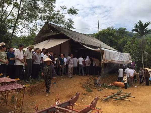 Đẫm nước mắt đám tang các nạn nhân bị sát hại ở Yên Bái ảnh 3
