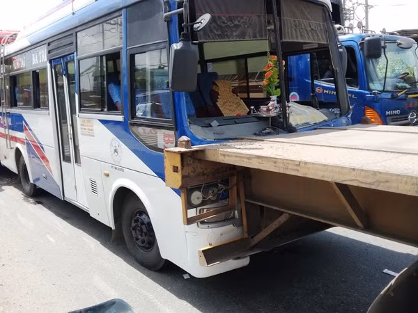3 ô tô tông liên hoàn, nhiều hành khách thót tim ảnh 1 3 ô tô tông liên hoàn, nhiều hành khách thót tim ảnh 1