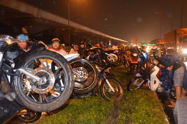 TP. HCM ngập sâu, dân khổ sở "lội" về nhà giờ tan tầm ảnh 9