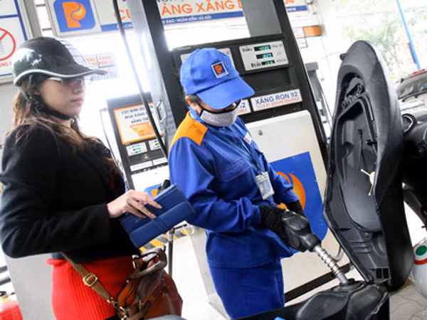 Xăng dầu giảm giá, doanh nghiệp than lỗ ảnh 1
