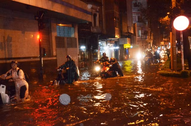 TP. HCM ngập sâu, dân khổ sở "lội" về nhà giờ tan tầm ảnh 5