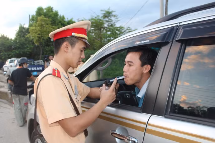 Lái xe vi phạm nồng độ cồn có thể bị tước bằng lái ảnh 81