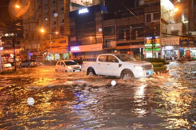 TP. HCM ngập sâu, dân khổ sở "lội" về nhà giờ tan tầm ảnh 7