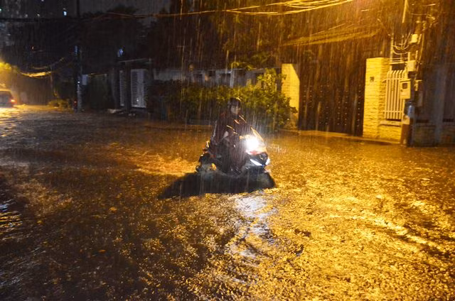 Khu biệt thự cao cấp lại chìm sâu trong nước sau mưa lớn ảnh 5