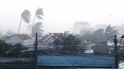 Bão số 12 đổ bộ Phú Yên - Khánh Hòa, hàng nghìn ngôi nhà tốc mái ảnh 1