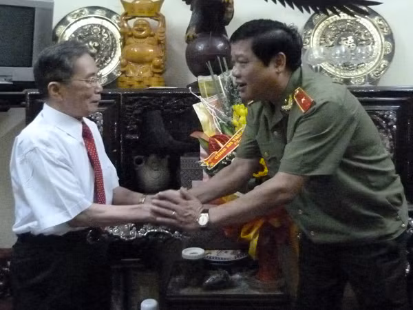 Lãnh đạo CATP Hà Nội thăm, tặng quà đồng chí Kiều Văn Thược ảnh 1
