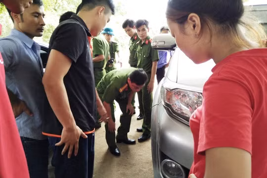 Gần 20 đối tượng táo tợn nổ súng, mang kiếm truy sát 1 gia đình giữa ban ngày ảnh 3
