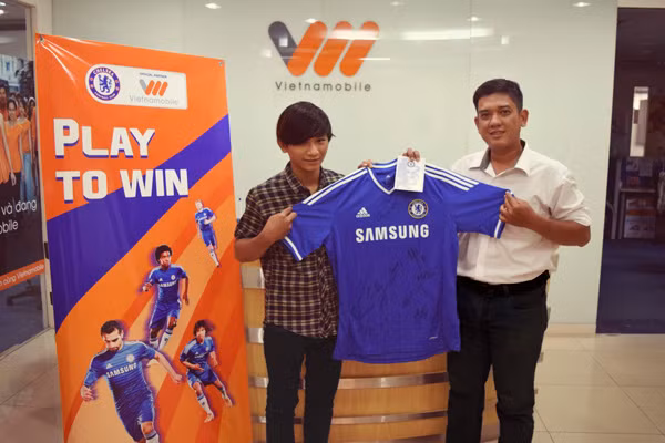 Vietnamobile tặng áo đấu có chữ ký của danh thủ Chelsea cho khách hàng ảnh 1