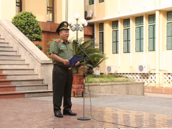 Lực lượng Công an thực hiện nghi lễ chào cờ trong trang phục mới ảnh 2