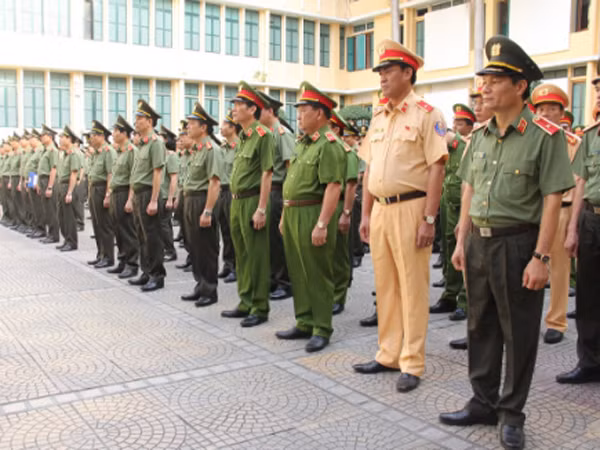 Lực lượng Công an thực hiện nghi lễ chào cờ trong trang phục mới ảnh 4