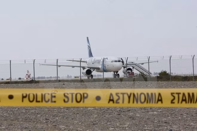 Kẻ bắt cóc máy bay của hãng hàng không Egypt Air đã bị bắt giữ ảnh 1