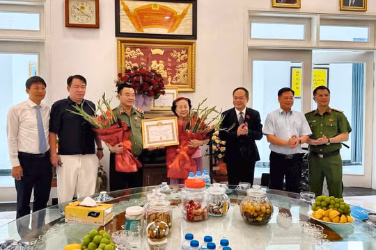 Thượng tướng Nguyễn Khánh Toàn được trao tặng Huy hiệu 60 năm tuổi Đảng 