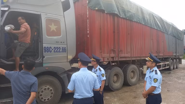 Lực lượng chức năng kiểm tra, phát hiện nhiều hàng hóa vi phạm trên phương tiện