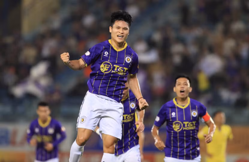 Với khoảng cách chỉ 2 điểm, Hà Nội FC đang bám đuổi sít sao Nam Định trong cuộc đua vô địch V-League 2024/25 Với khoảng cách chỉ 2 điểm, Hà Nội FC đang bám đuổi sít sao Nam Định trong cuộc đua vô địch V-League 2024/25