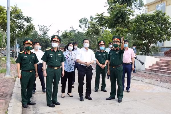 Chủ tịch UBND TP. Hà Nội Chu Ngọc Anh kiểm tra khu cách ly tập trung ở Sơn Tây