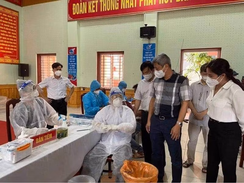 Thứ trưởng Bộ Y tế Nguyễn Trường Sơn kiểm tra công tác tiêm vaccine tại Lục Nam (Bắc Giang)